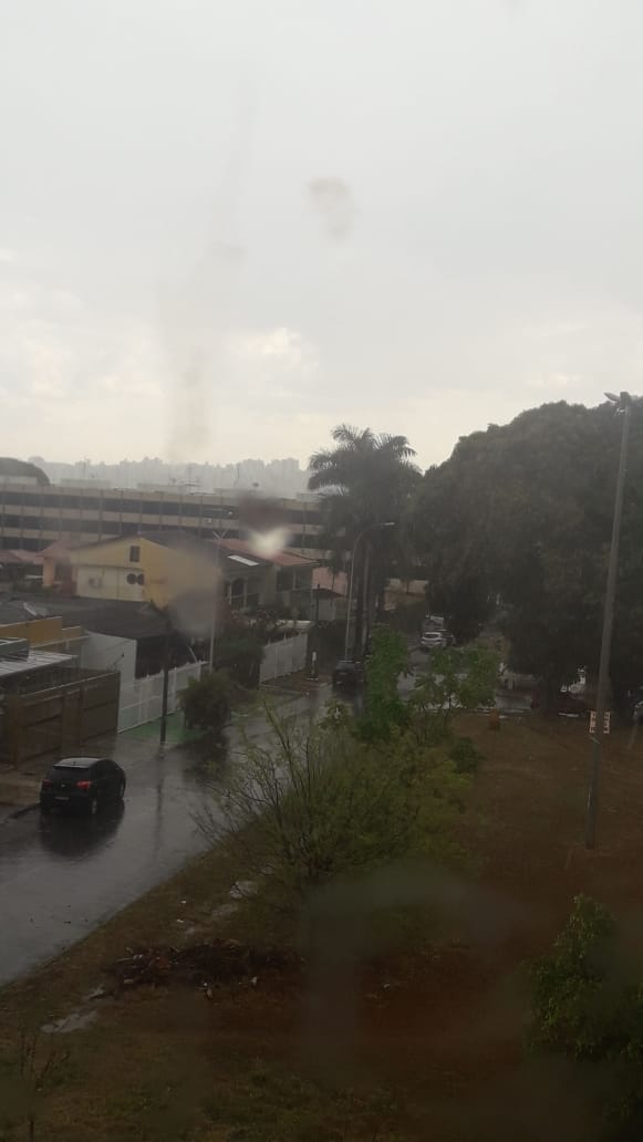 No Guará, moradores registraram a chuva no meio da tarde deste sábado (5/10)