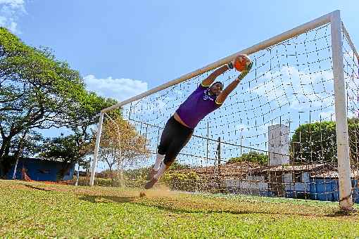 Na contramão do brasileiro eleito melhor do mundo pela Fifa, goleiros de aluguel completam a renda em torneios amadores e em peladas ganhando até  R$ 20,50 por hora. Conheça o aplicativo que recruta talentos