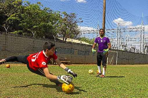 Marcos é goleiro de aluguel e dá aulas em Brasília no clube da Celacap