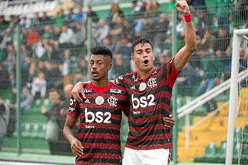 O atacante Bruno Henrique (E) comemora o gol da vitória com o brasiliense Reinier: o herói da vitória em Chapecó supriu a ausência do parceiro Gabigol