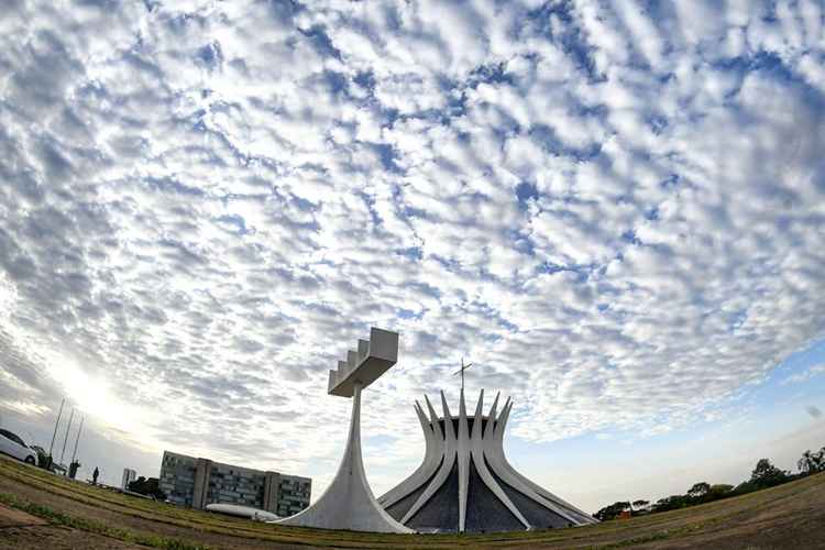 O céu fica parcialmente nublado a totalmente encoberto