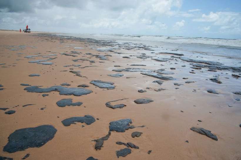 Manchas de óleo que apareceram no litoral dos municípios de Pacatuba e Pirambu , em Sergipe