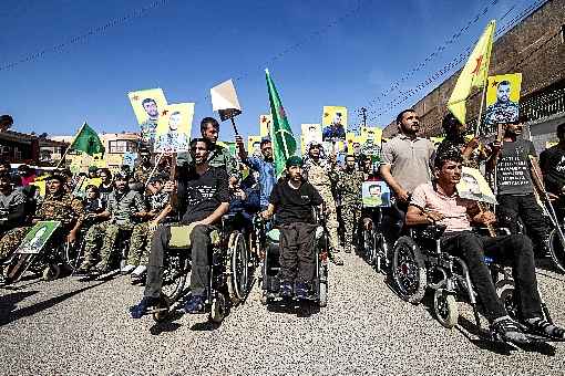 Veteranos de milícia curda protestam contra risco de guerra, em Qamishli