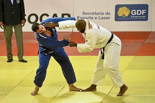 Riner (D) precisou de 20 segundos para bater Moura na final