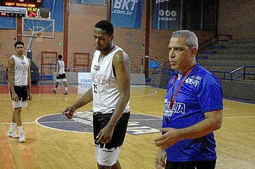 Ricardo Oliveira (D) assumiu interinamente o comando da equipe