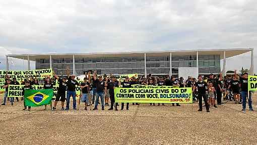 No domingo, durante a troca da Bandeira Nacional, cerca de 200 policiais civis cobraram a recomposição salarial: pressão