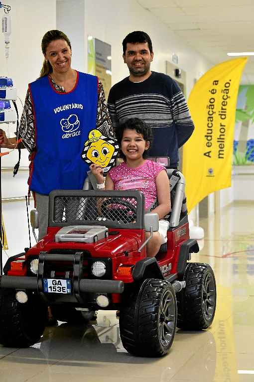 Quando soube que poderia pilotar um dos carros, Laura correu para o mais alto deles e se divertiu com o pai, José Gleisson