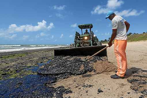 Pesquisadores de universidades da Bahia e de Sergipe concluem que óleo surgido nas praias do Nordeste vem de bacia no país vizinho. Análises constataram %u201Cextrema similaridade%u201D da substância