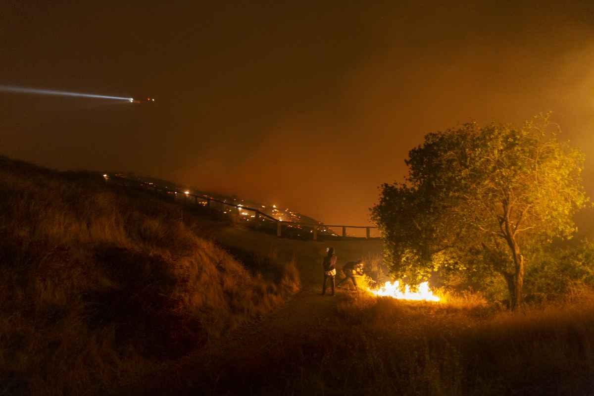 As autoridades ordenaram que 1.900 casas na área fossem evacuadas