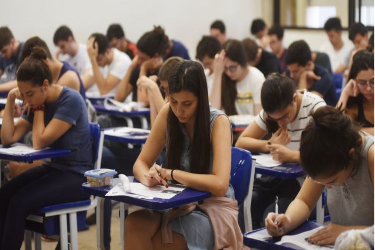 Vários estudantes fazendo prova de vestibular