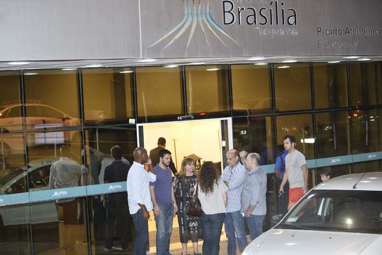 grupo de pessoas em frente a um hospital