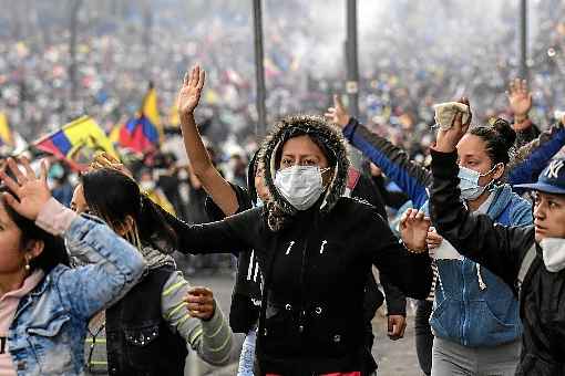 Manifestantes encapuzados desafiam as forças de segurança nas ruas centrais de Quito: sem solução à vista