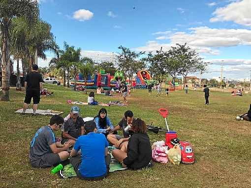 Domingo Bom! <br> <br> O Dia das CrianÃ§as continuarÃ¡ no Taguaparque com festa Domingo Bom! Feira Cultural e Piquenique neste domingo. O evento propÃµe criar alternativas de lazer, entretenimento e cultura para toda a famÃ­lia, com apresentaÃ§Ãµes musicais, contaÃ§Ã£o de histÃ³ria e brinquedos para as crianÃ§as, alÃ©m de estimular a economia criativa local. Entre as atraÃ§Ãµes, que comeÃ§am a partir das 10h, estÃ¡ o show de Ian Coury e Regional. ClassificaÃ§Ã£o livre. CompareÃ§a