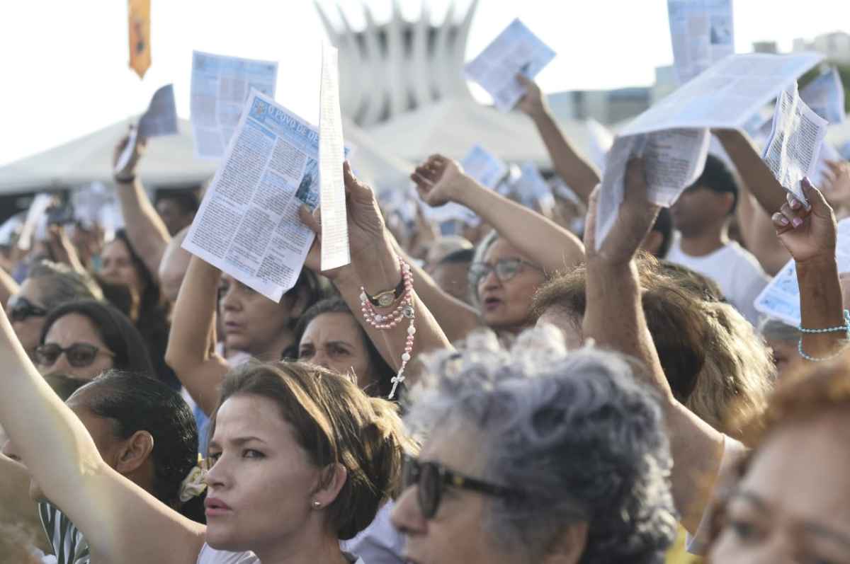 Fiéis aproveitaram o dia para agradecer graças atribuídas à santa