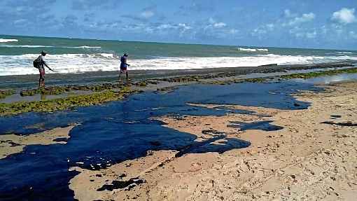 Mancha de petróleo em  Pontal do Peba, vizinha à foz do rio São Francisco, em Alagoas. Até ontem, 156 praias do Nordeste foram poluídas