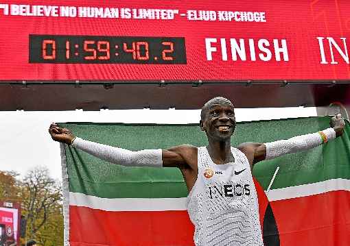 O queniano Eliud Kipchoge comemorou a façanha em Viena