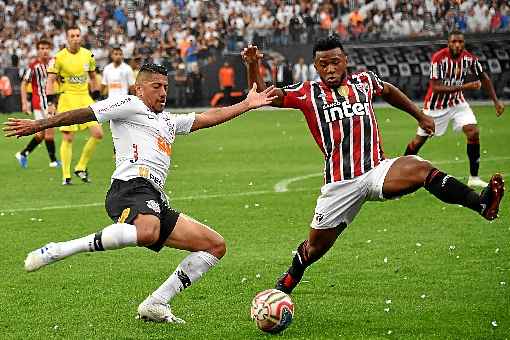 Ralf e Luan em disputa de bola na final do Paulistão: volante corintiano foi 