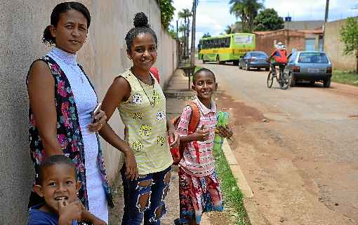 Após procurar o Conselho Tutelar, Mariane dos Santos, 35 anos, conseguiu transporte escolar para os filhos