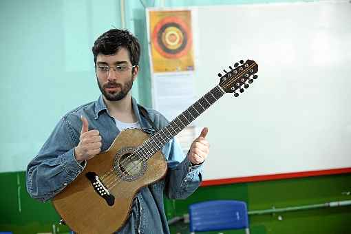 Pedro Vaz, que também é professor na Escola de Música, dá aulas para os alunos do clube