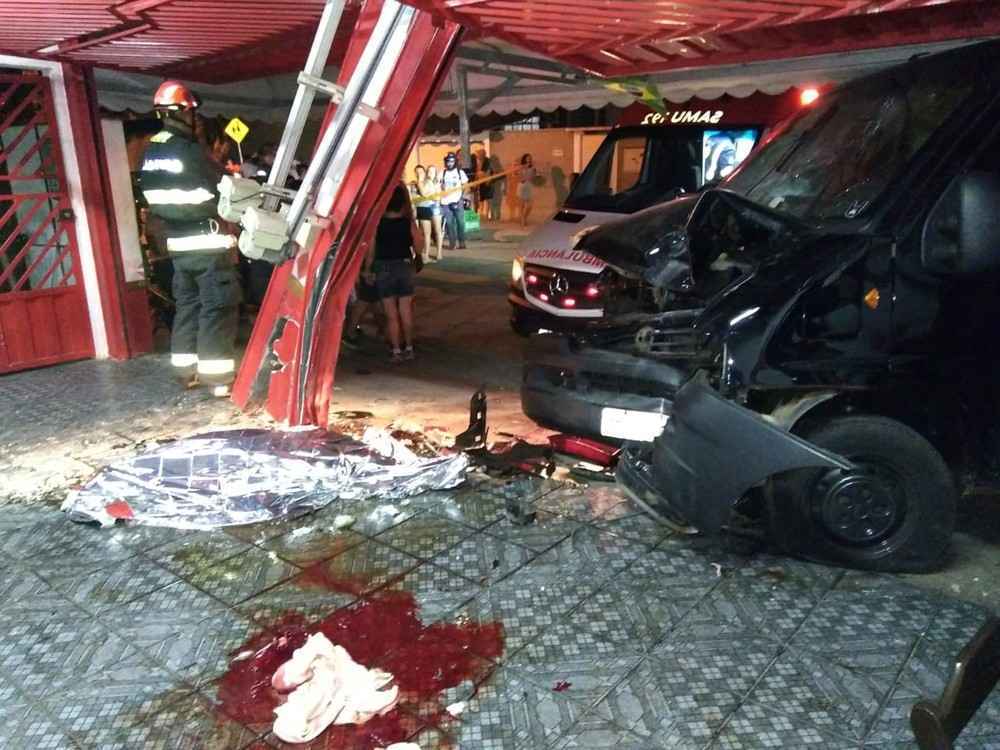 Acidente de carro: motorista embriagado invade lanchonete, fere quatro pessoas e mata uma jovem