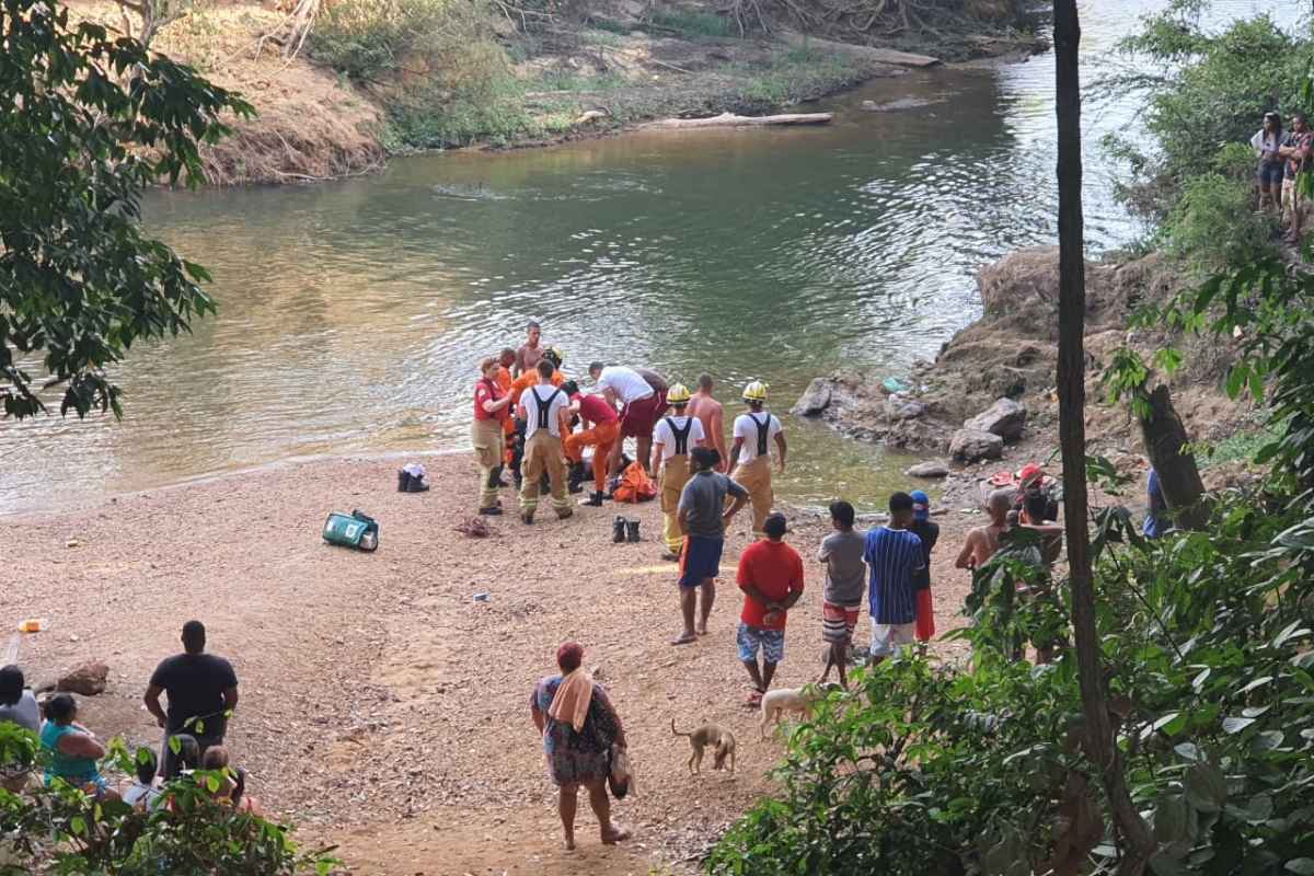 Pescador tentava soltar rede presa no fundo do rio quando se afogou