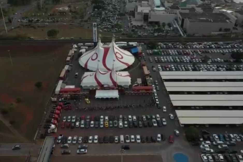 Circo está montado em estacionamento de supermercado na Epia Sul