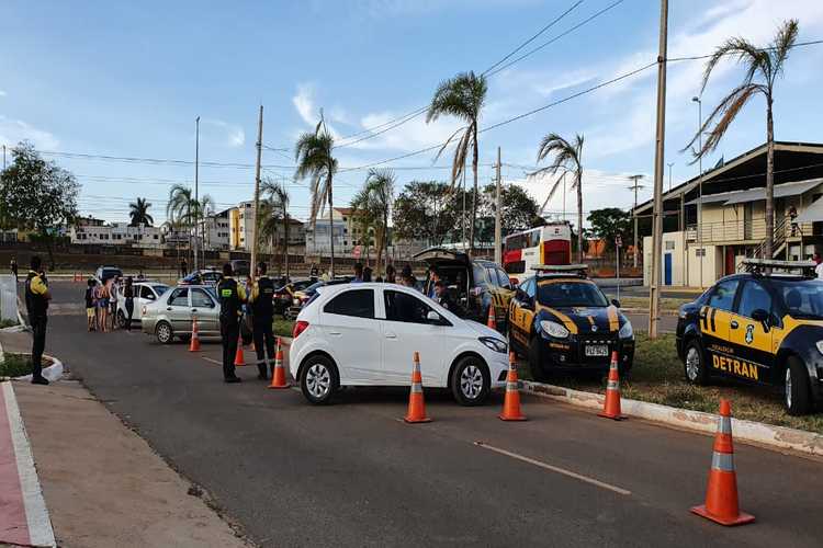 Durante a operação, os agentes flagraram 11 condutores inabilitados e recolheram 18 veículos