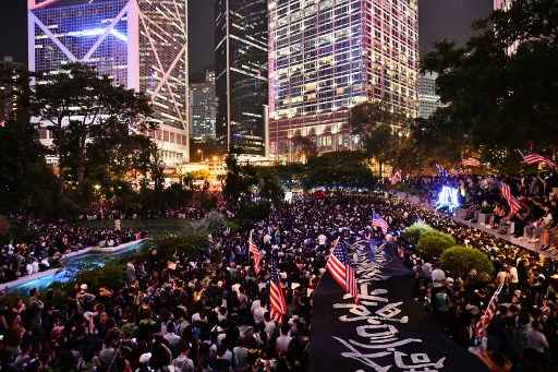 Milhares de manifestantes pró-democracia voltaram às ruas de Hong Kong para exigir o apoio da comunidade internacional