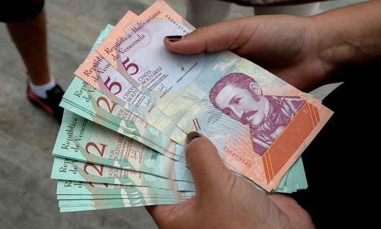 Venezuelanos sofrem a pior crise de sua história contemporânea, com uma economia reduzida pela metade em cinco anos