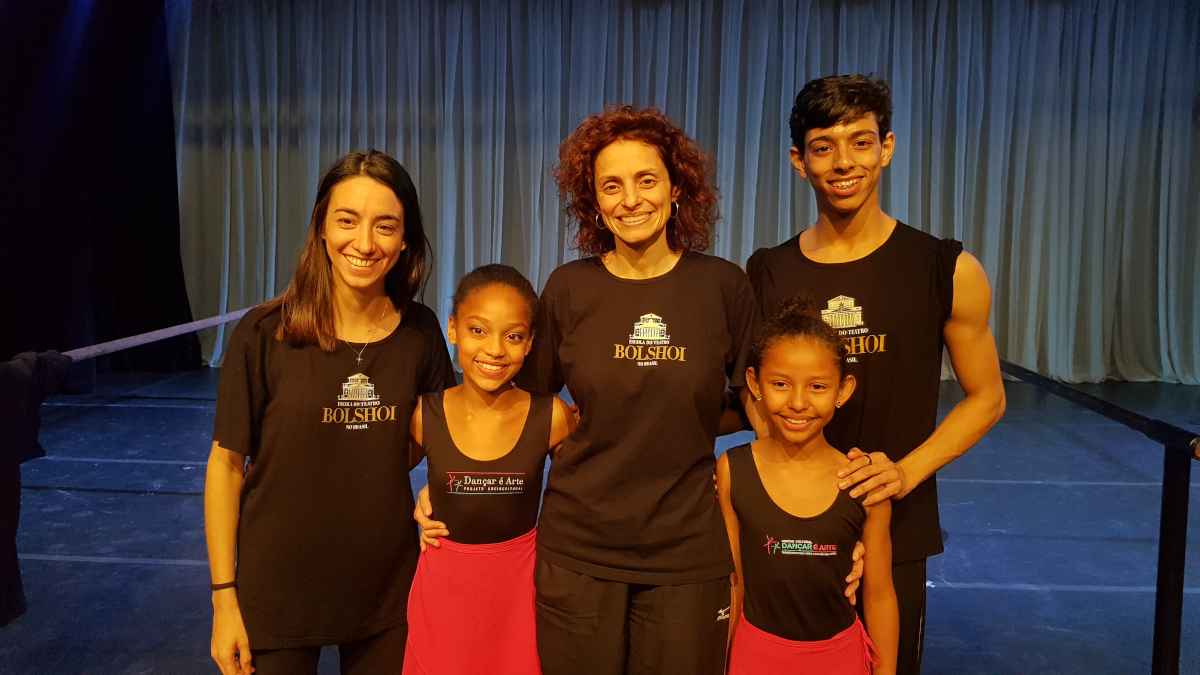 Maria Eduarda (na ponta da direita) e Emelly com a equipe de seleção