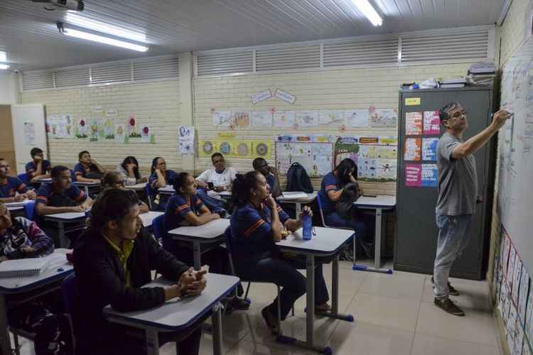 um professor dando aula