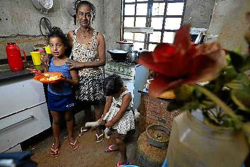 Cláudia Maria Moraes  mora com os netos na Estrutural. Além da renda limitada, as condições de vida deixam a desejar. Está sem água há seis meses