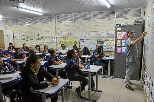 Em celebração ao Dia do Professor, alunos do CED 2 de Taguatinga homenageiam docentes que lecionam em turmas da Educação de Jovens e Adultos (EJA). Profissionais contam os desafios na luta pelo reconhecimento do trabalho