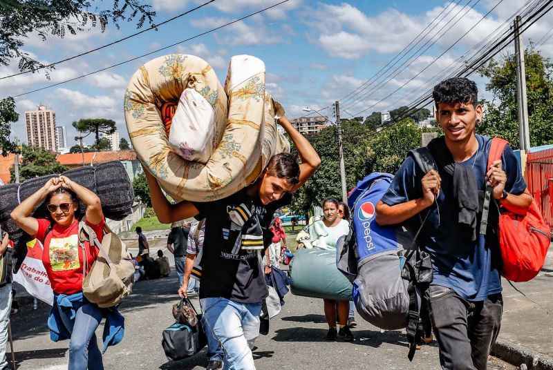 Caravanas do Brasil inteiro chegam para Vigilia Democratica Lula Livre