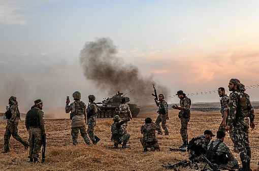 Forças de Moscou avançam no nordeste da Síria, ocupam espaços deixados pelos EUA e buscam evitar choques entre forças locais e soldados turcos. Erdogan descarta cessar-fogo. Combates matam dois militares de Damasco