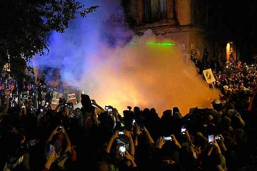 Fogueira ateada pelos manifestantes diante da sede do Executivo regional catalão: independentistas convocam greve geral na sexta-feira