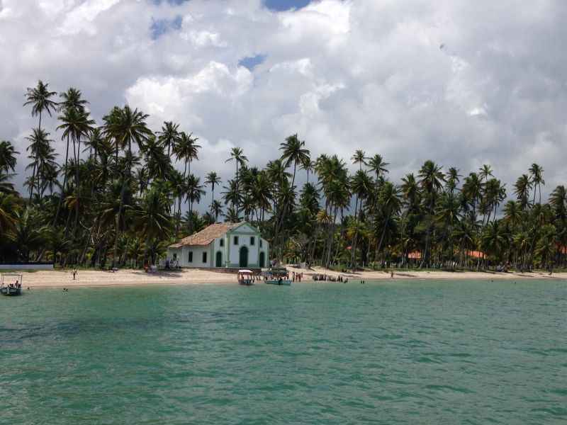Mancha de óleo atinge praia de Carneiros, cartão-postal de Pernambuco