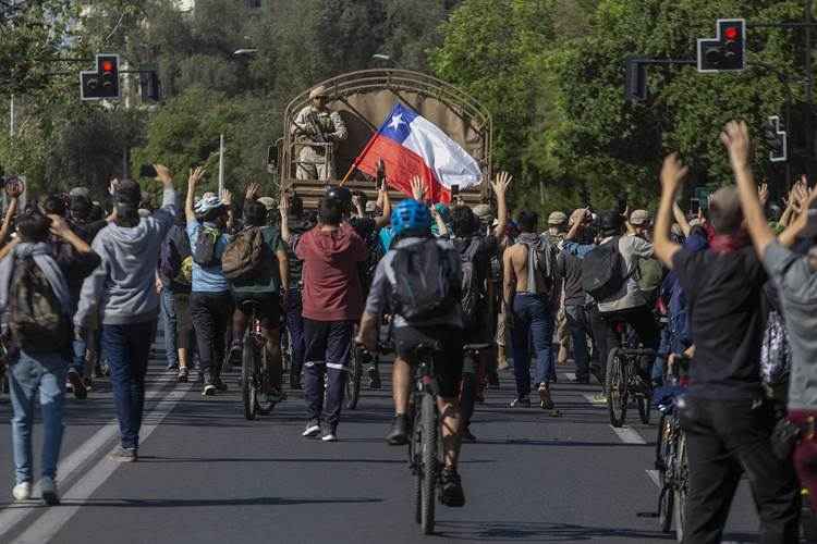 Protestos e saques deixam dois mortos no Chile