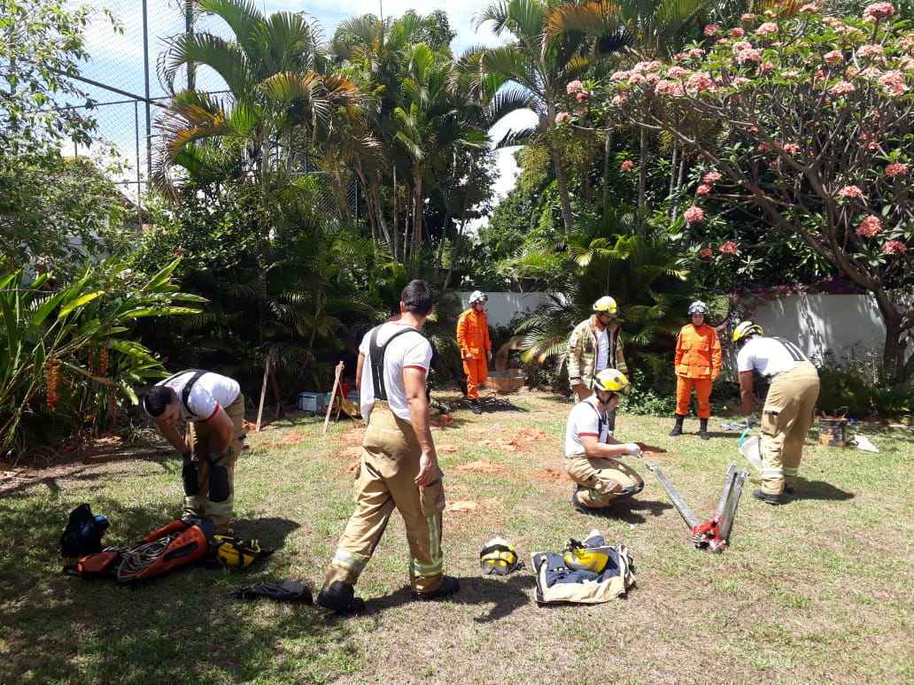 O homem estava dentro da cisterna quando um balde caiu e o atingiu na cabeça