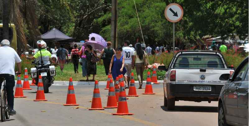 Fiscalização na entrada do cemitério Campo da Esperança localizado na Asa Sul