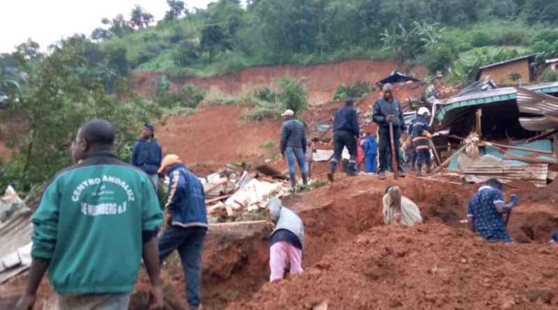 Após dois dias de fortes chuvas, toda a encosta de uma colina em que foram construídas casas precárias deslizou, arrastando os moradores