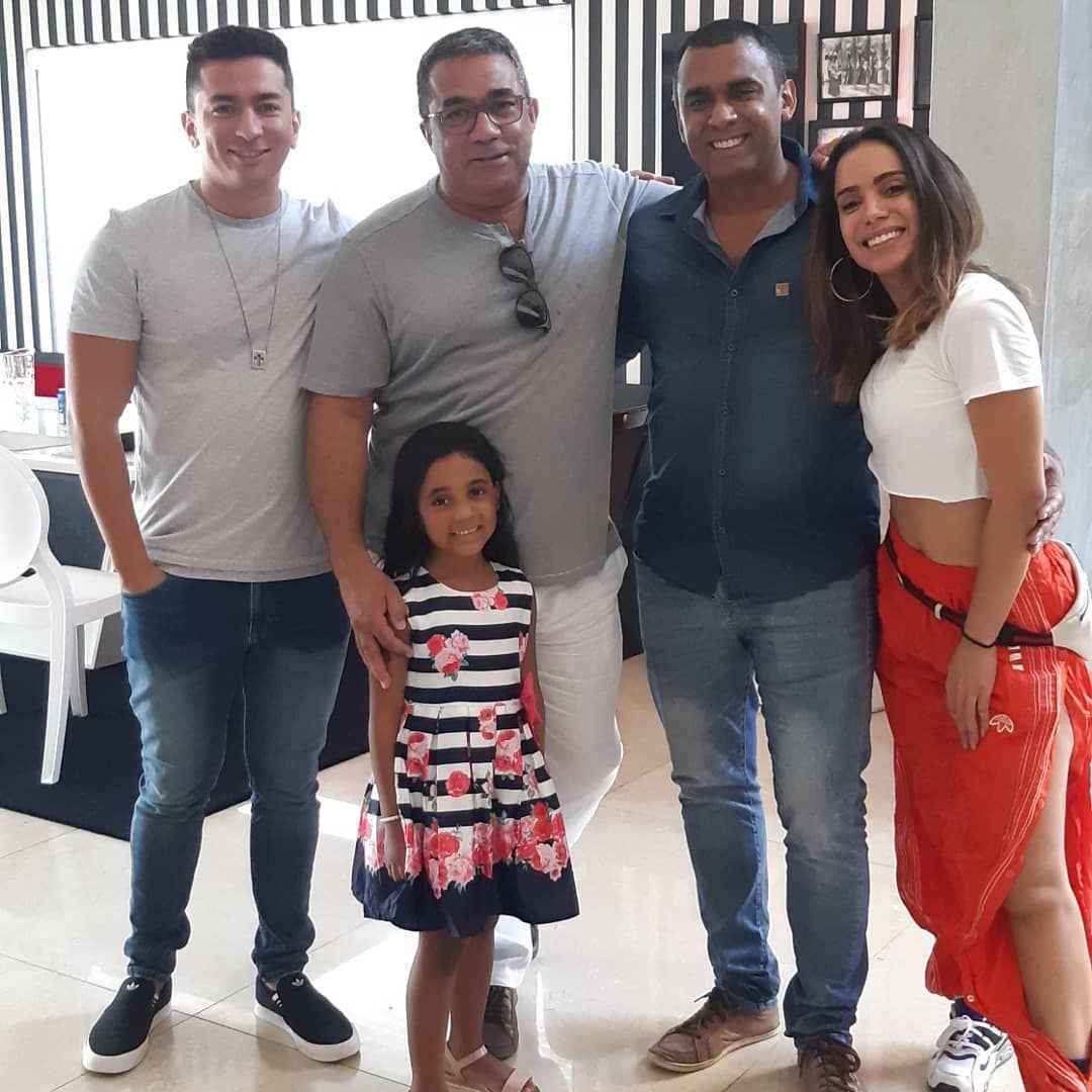 Saiba como foi o primeiro encontro entre Anitta e o novo irmão