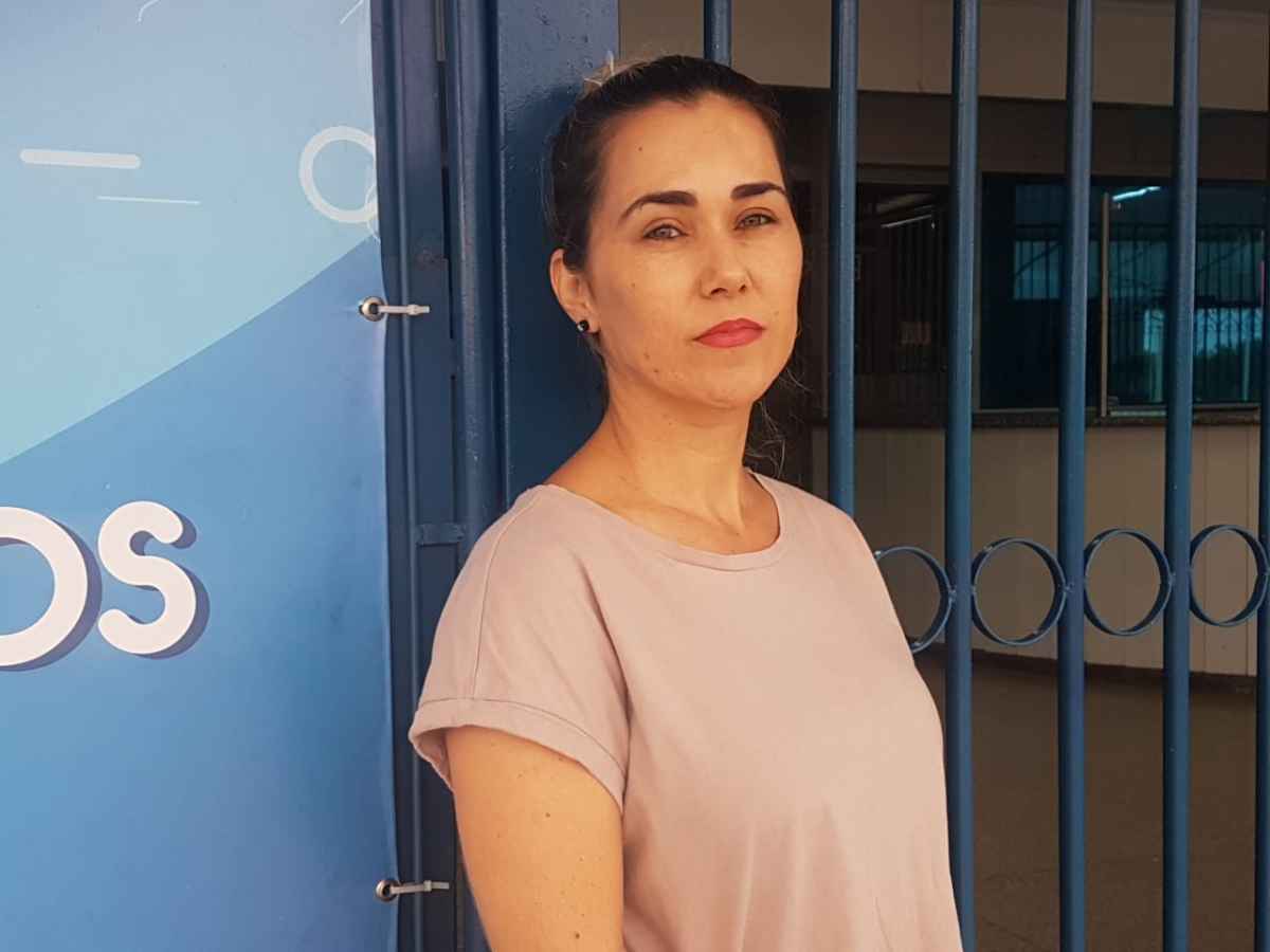 Jaqueliane de Sousa, mÃ£e de aluno do 2Âº ano, diz estar desolada com o fechamento do colÃ©gio