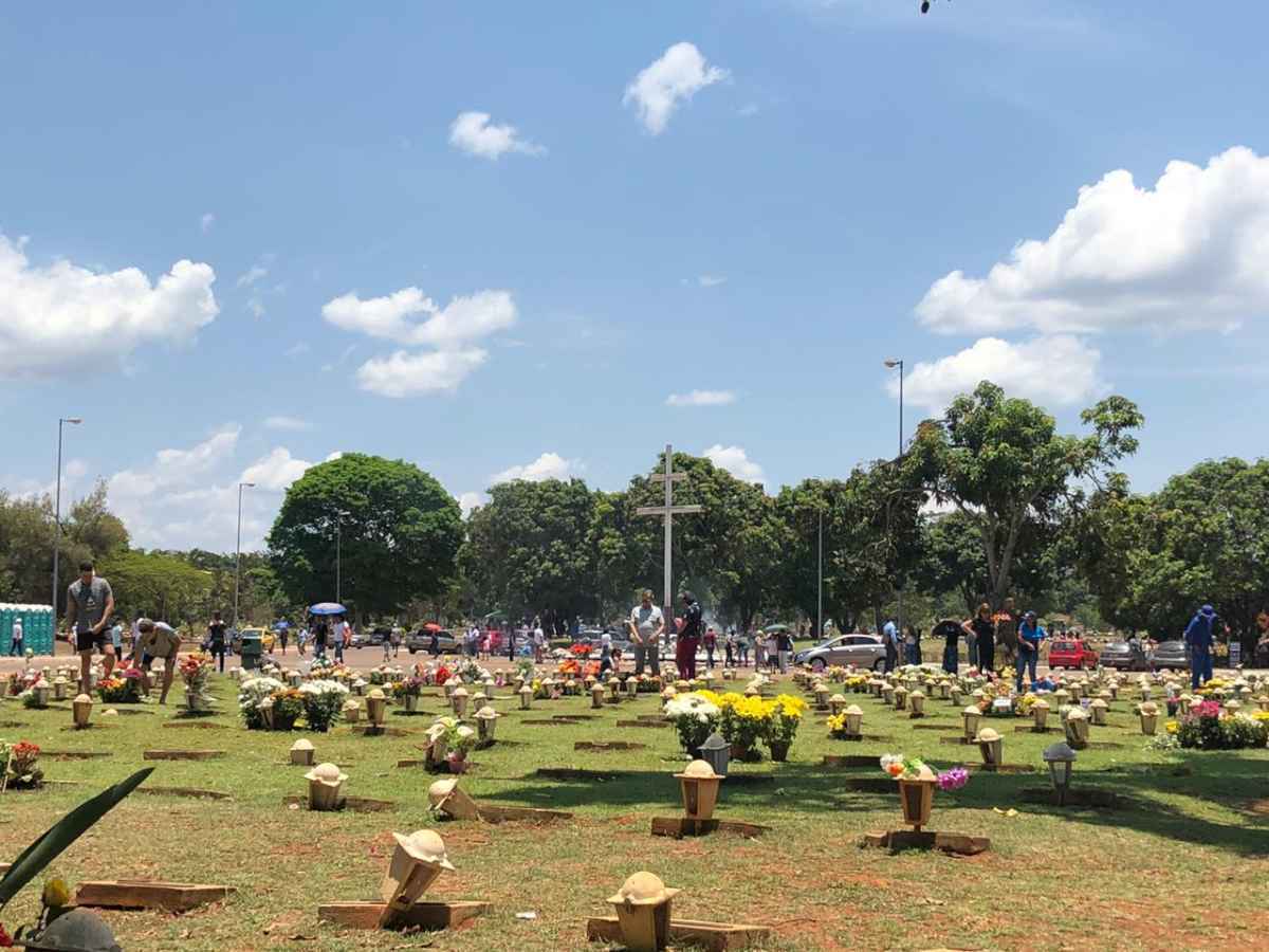 Movimento é intenso no Cemitério Campo da Esperança no dia de Finados