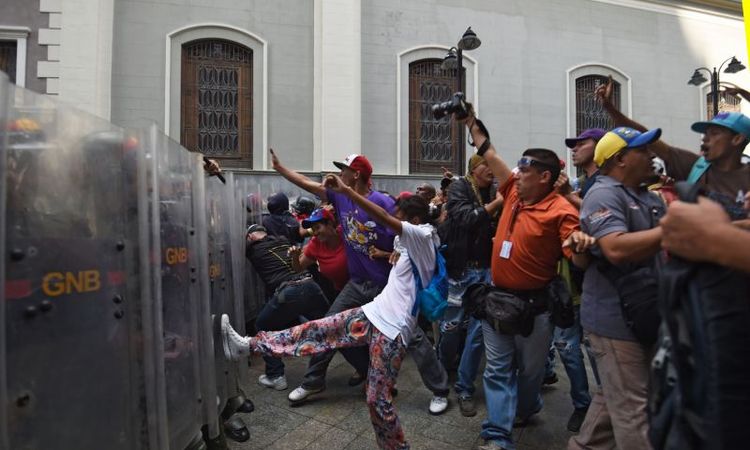 um protesto na rua - (foto: AFP / JUAN BARRETO) um protesto na rua - (foto: AFP / JUAN BARRETO)