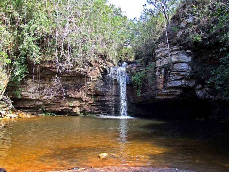 Cachoeira em pedreira com lago esverdeado