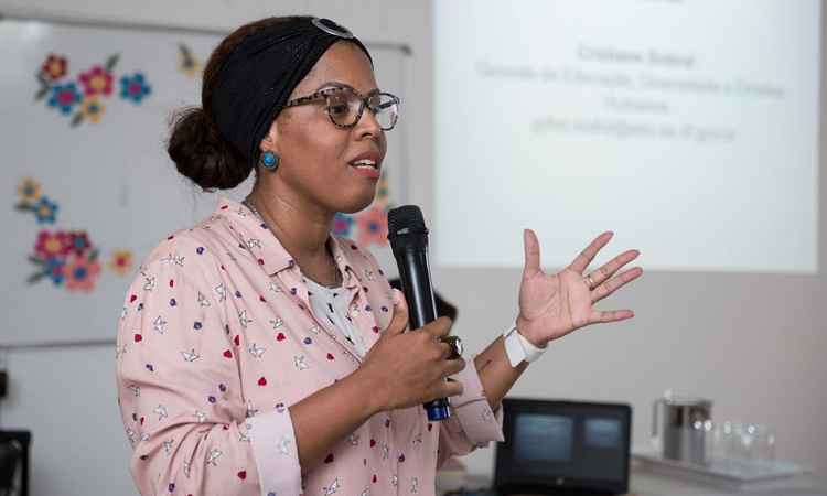 Escritora brasiliense Cristiane Sobral roda os EUA com poesia e palestras - Correio Braziliense