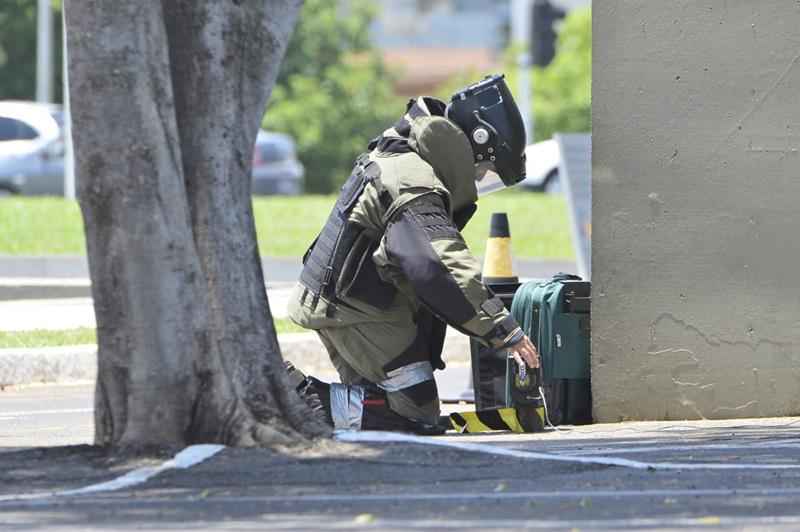 Bope e Corpo de Bombeiros atendendo a ocorrência no Memorial JK - (foto: Marcelo Ferreira/CB/D.A Press ) Bope e Corpo de Bombeiros atendendo a ocorrência no Memorial JK - (foto: Marcelo Ferreira/CB/D.A Press )