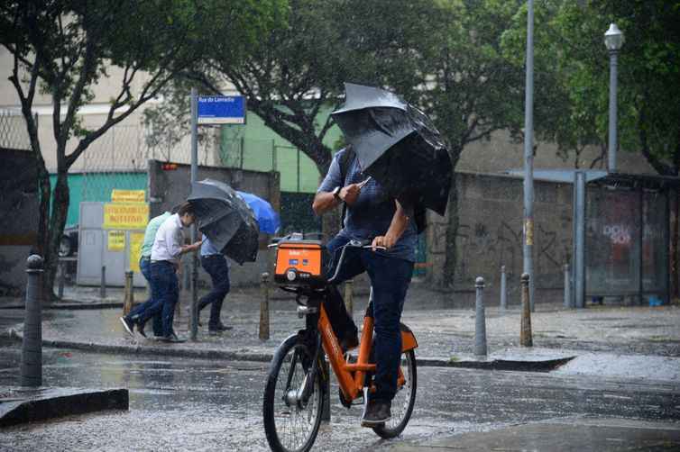 pessoa andando de bicicleta embaixo da chuva - (foto: Tânia Rego/ agência Brasil ) pessoa andando de bicicleta embaixo da chuva - (foto: Tânia Rego/ agência Brasil )