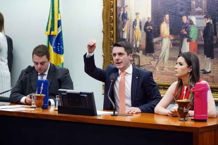 pessoas em uma bancada gesticulando - (foto: Pablo Valadares/Agencia Camara) pessoas em uma bancada gesticulando - (foto: Pablo Valadares/Agencia Camara)
